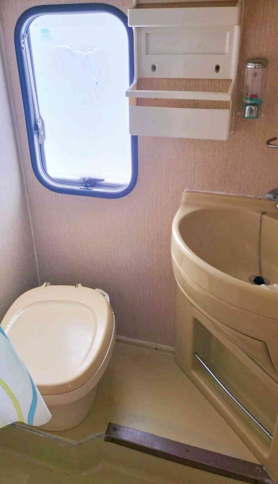 camping-car AUTOCARAVAN   intérieur / salle de bain  et wc