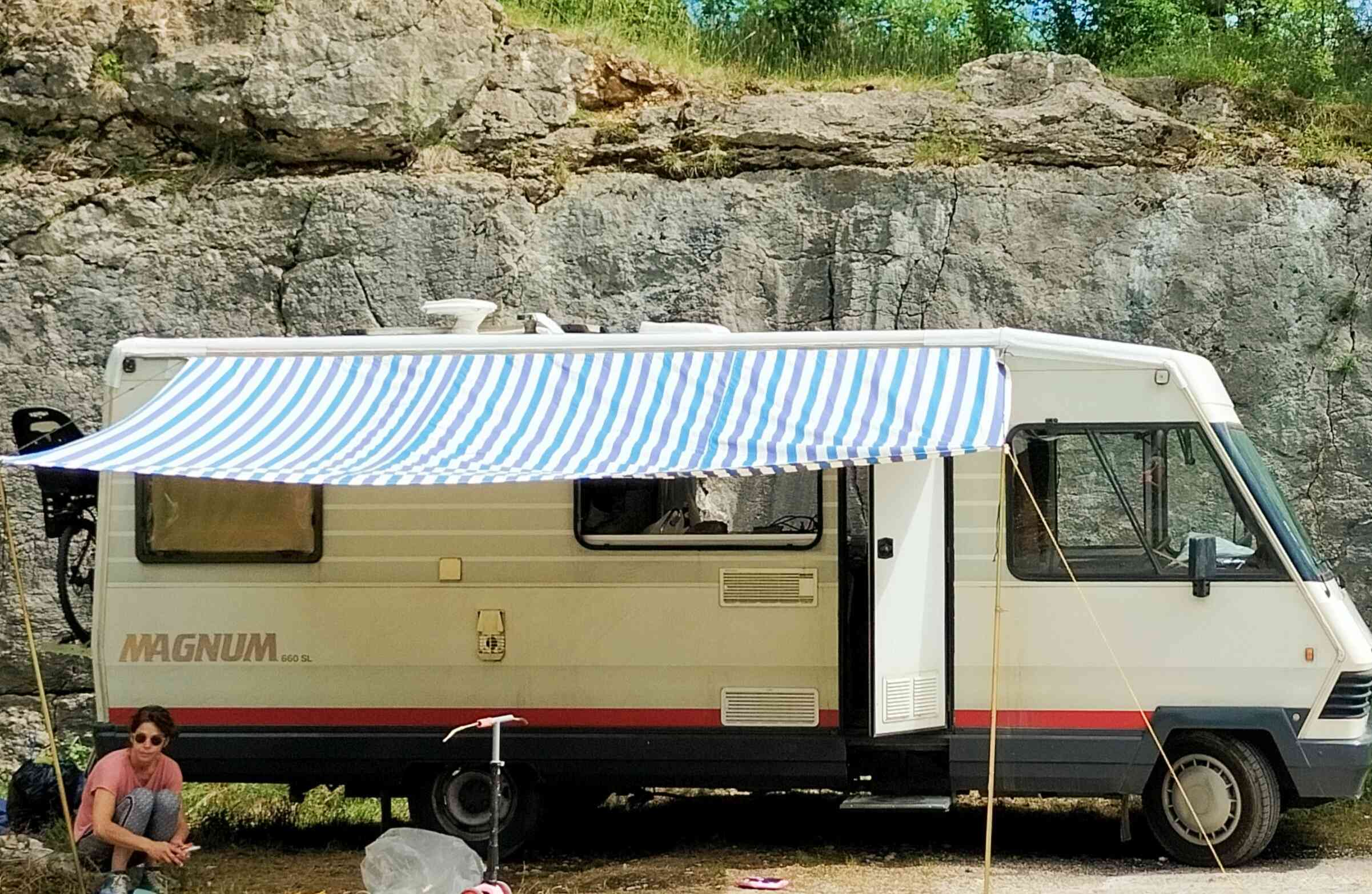 camping-car AUTOCARAVAN   extérieur / latéral droit