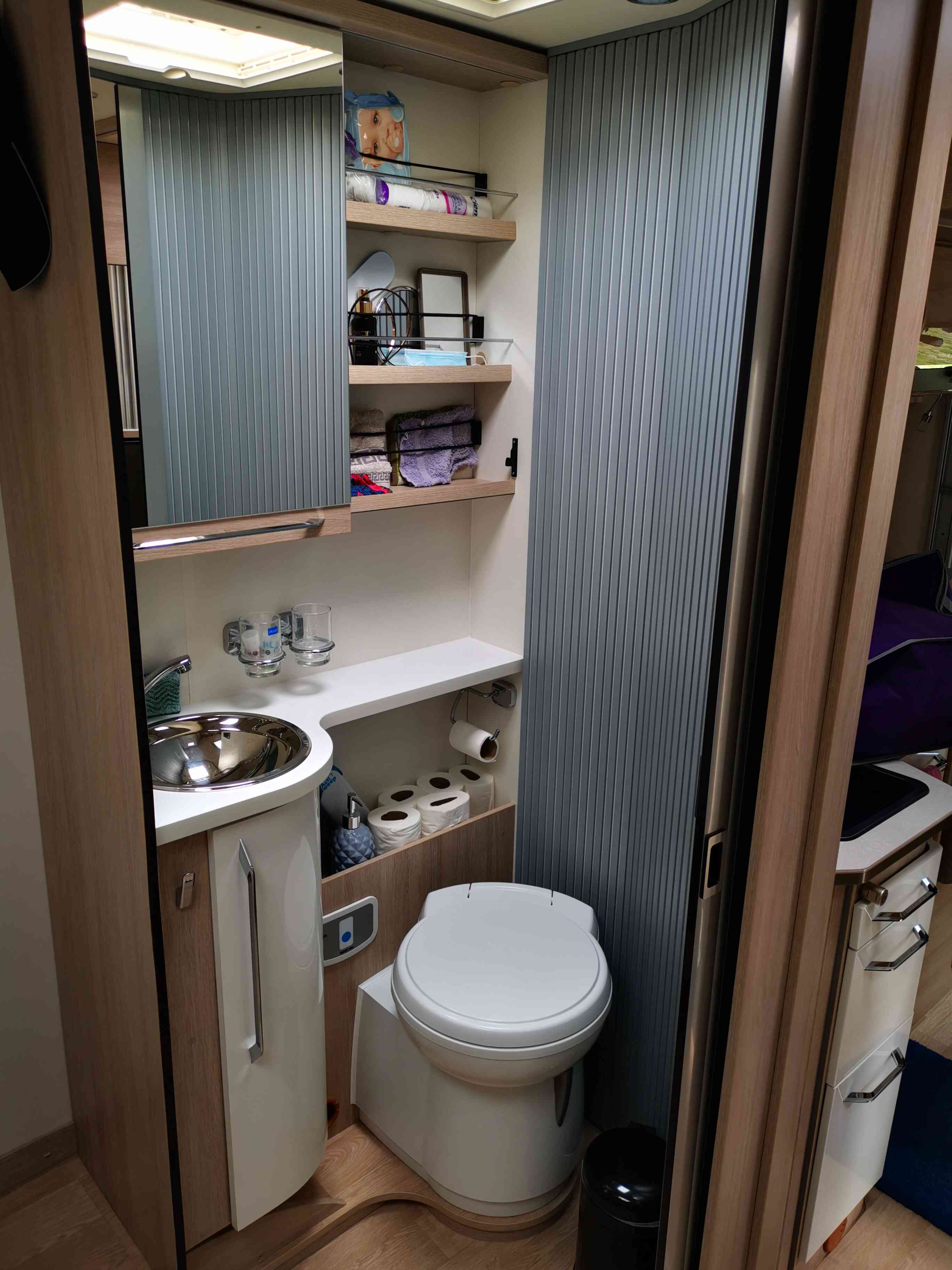 camping-car RAPIDO 686 F   intérieur / salle de bain  et wc
