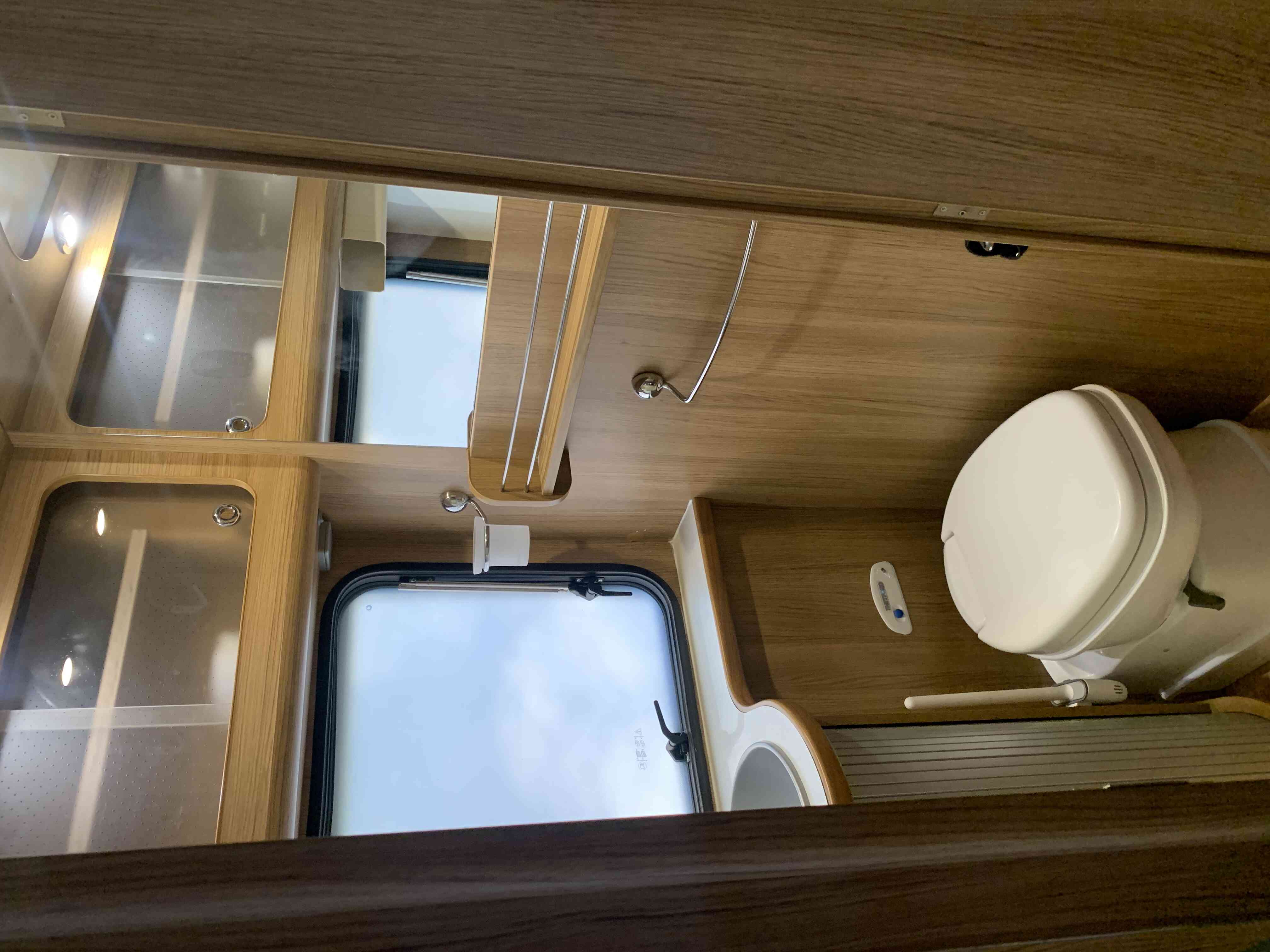 camping-car RIMOR 44  intérieur / salle de bain  et wc
