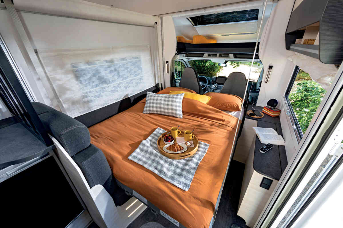 camping-car CHAUSSON Ford   intérieur / couchage principal