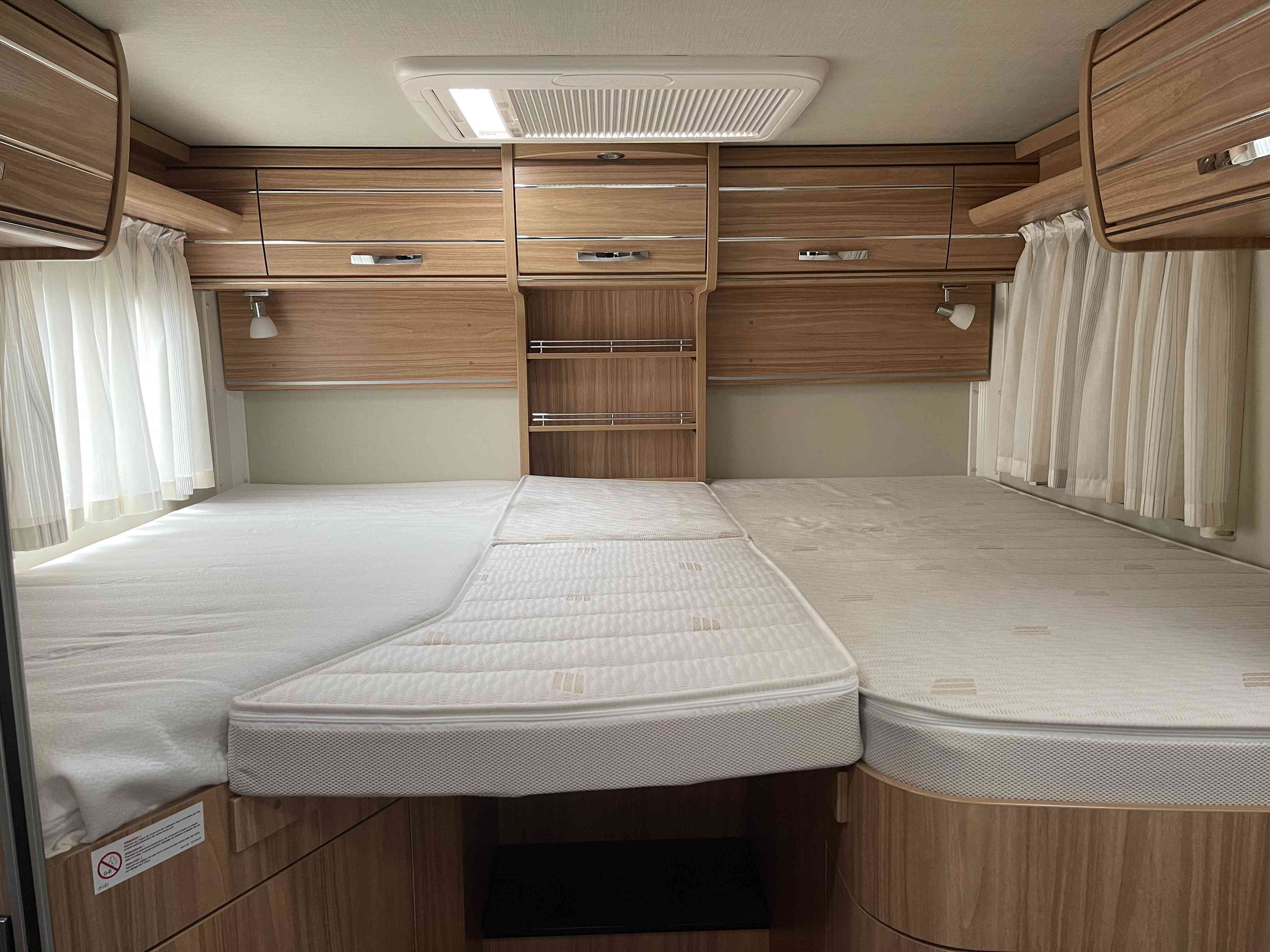 camping-car HYMER T-578  intérieur / couchage principal