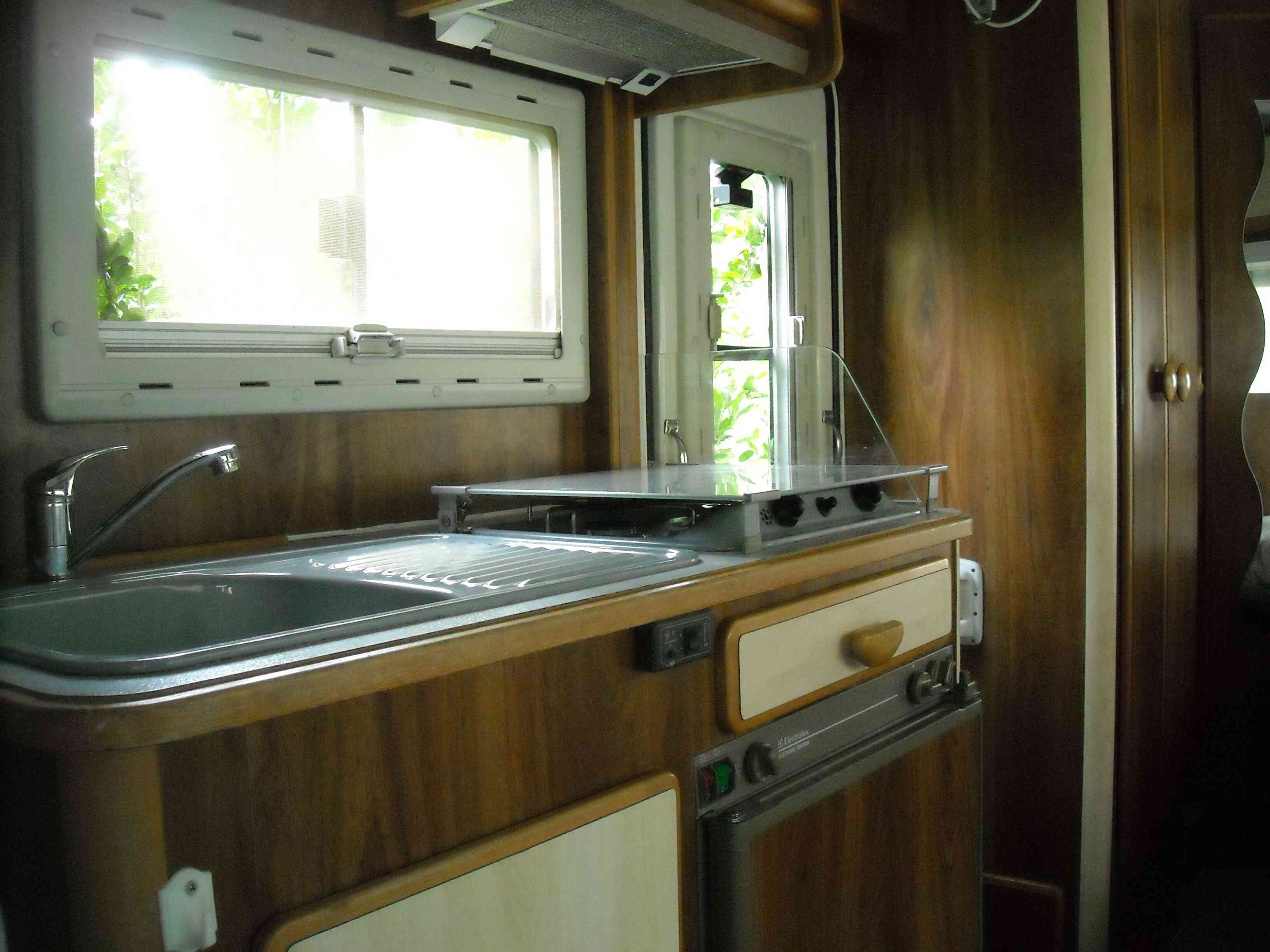 camping-car AUTOSTAR SPRINTER ATHENOR 312  intérieur  / coin cuisine