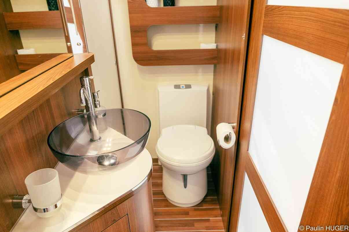 camping-car MC LOUIS NEVIS 880G  intérieur / salle de bain  et wc