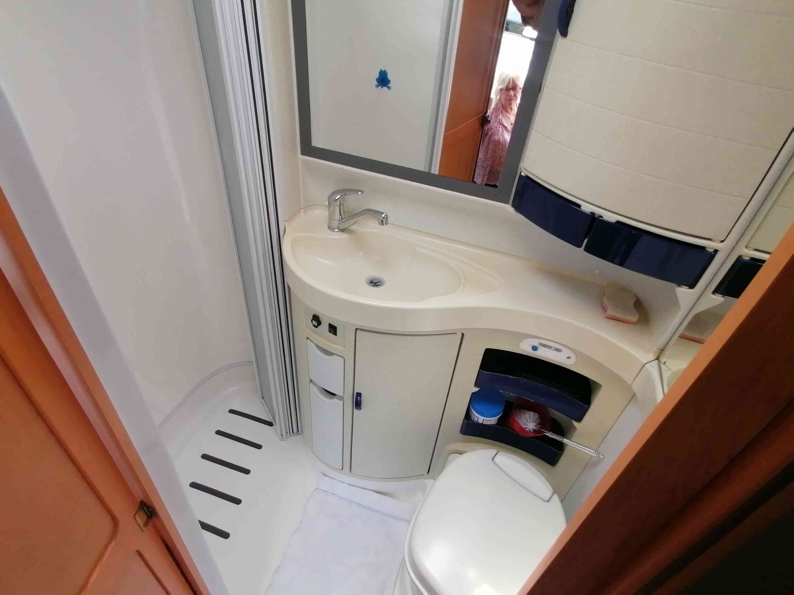 camping-car HYMER B 584 CLASSIC  intérieur / salle de bain  et wc