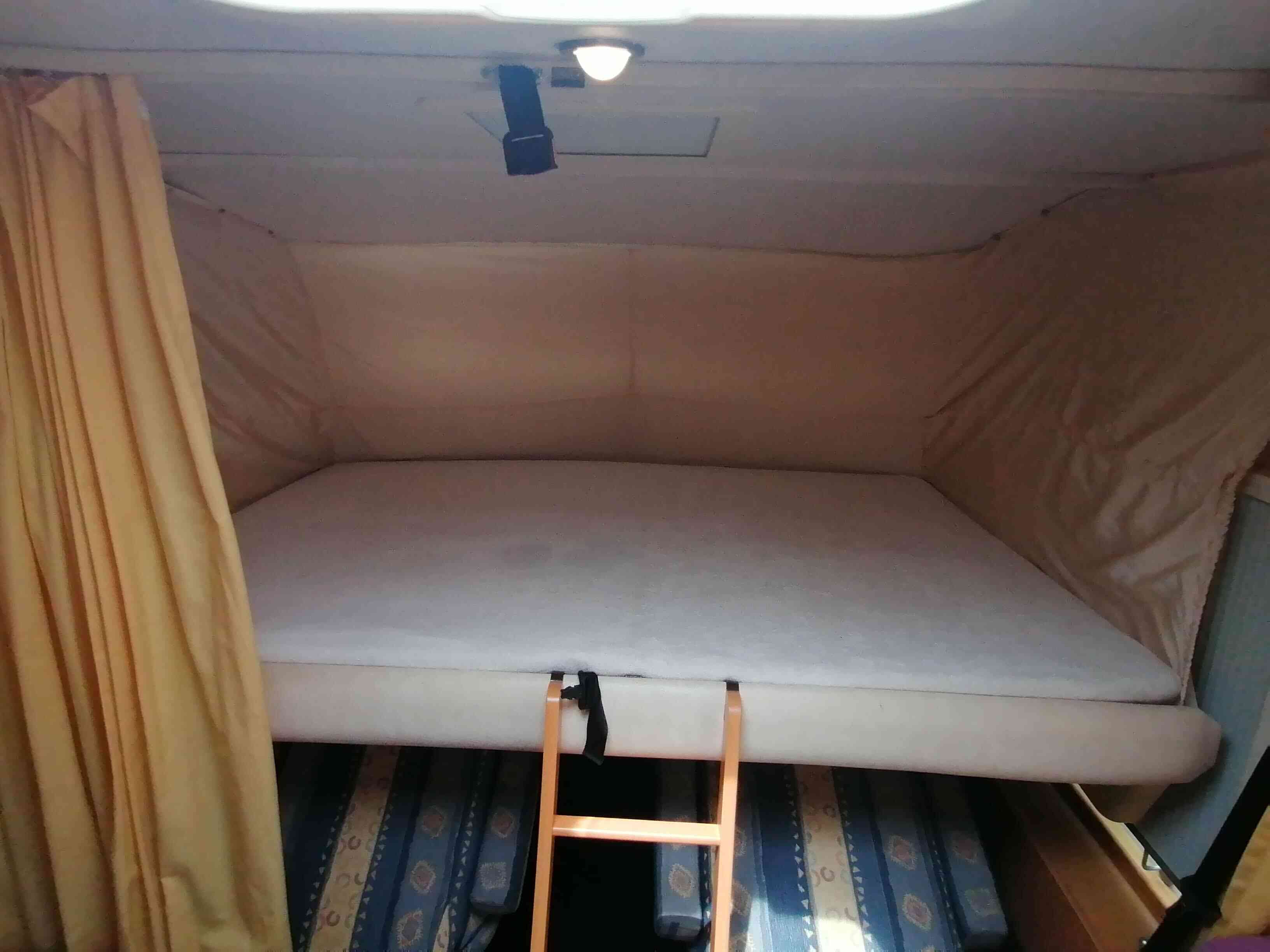 camping-car HYMER B 584 CLASSIC  intérieur / couchage principal