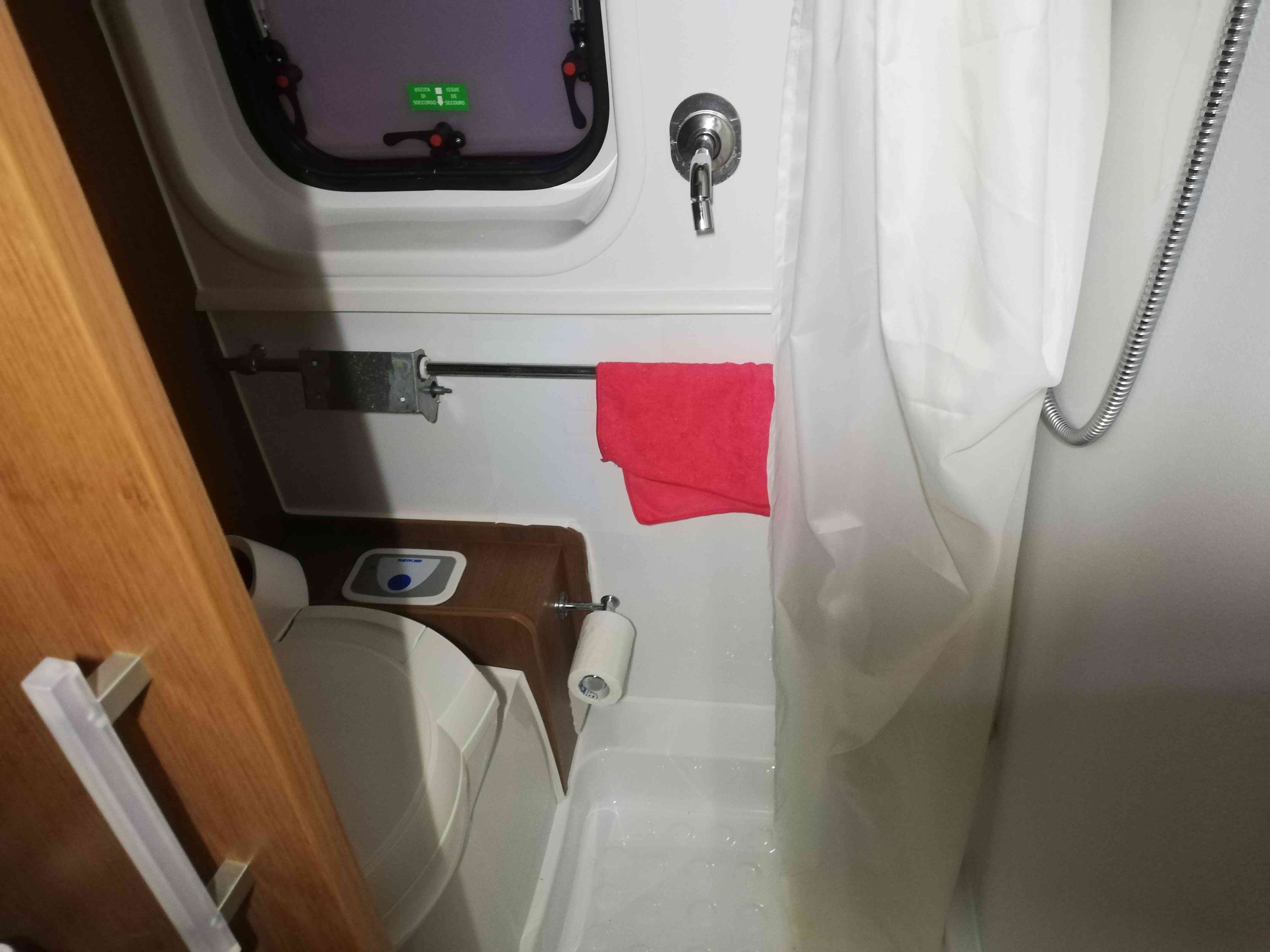 camping-car CHALLENGER VANY   intérieur / salle de bain  et wc