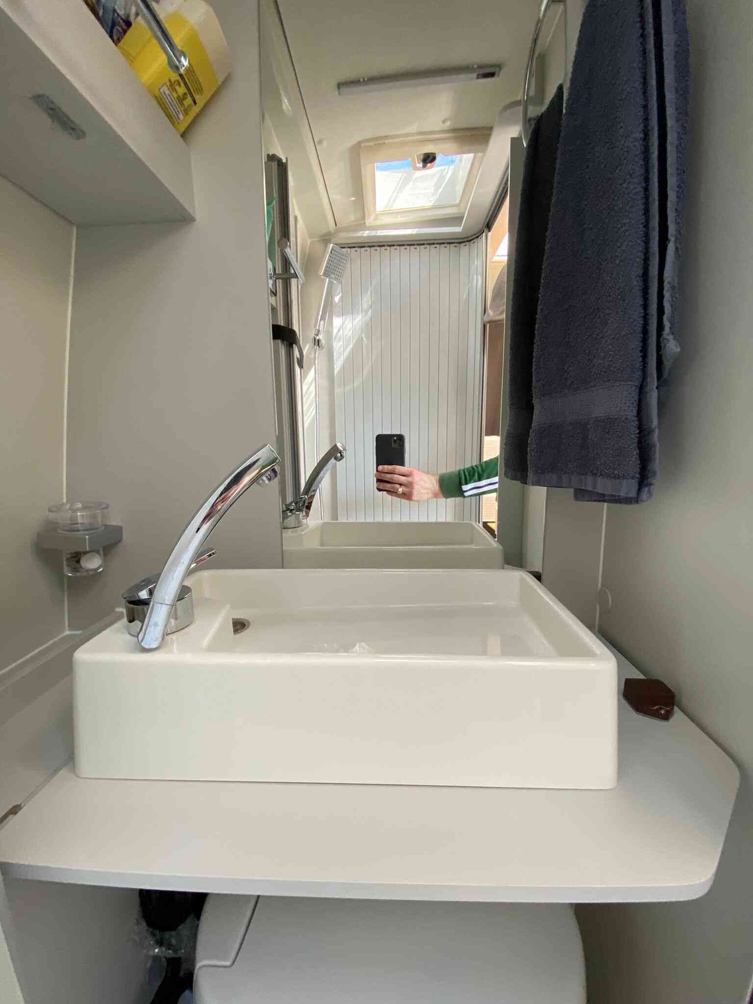 camping-car MASTER VAN XS   intérieur / salle de bain  et wc