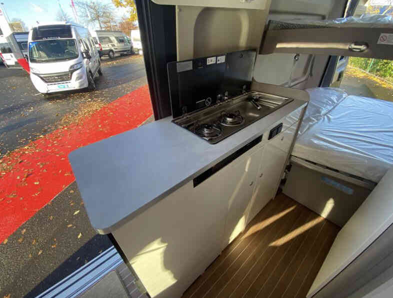 camping-car ETRUSCO CV 600  intérieur  / coin cuisine