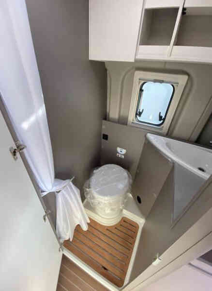 camping-car ETRUSCO CV 600  intérieur / salle de bain  et wc