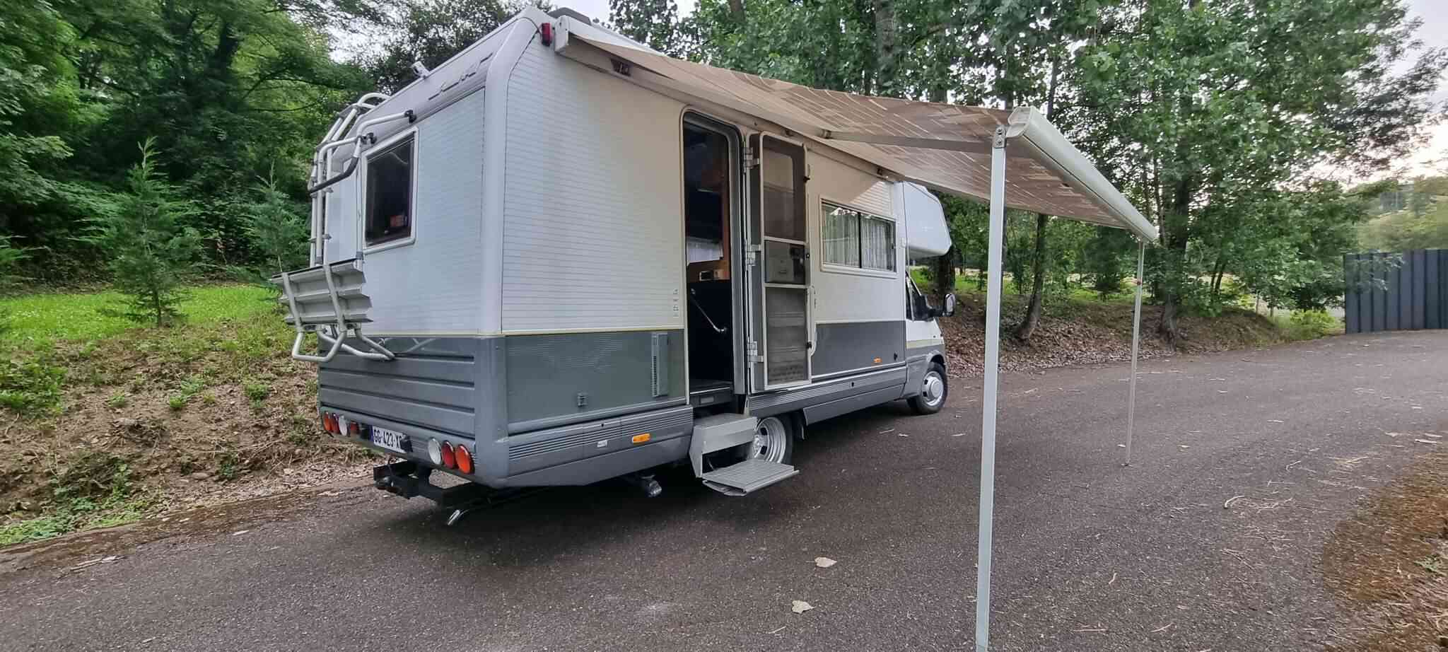 camping-car LAIKA 2.5 TDI TRANSIT  extérieur / latéral droit