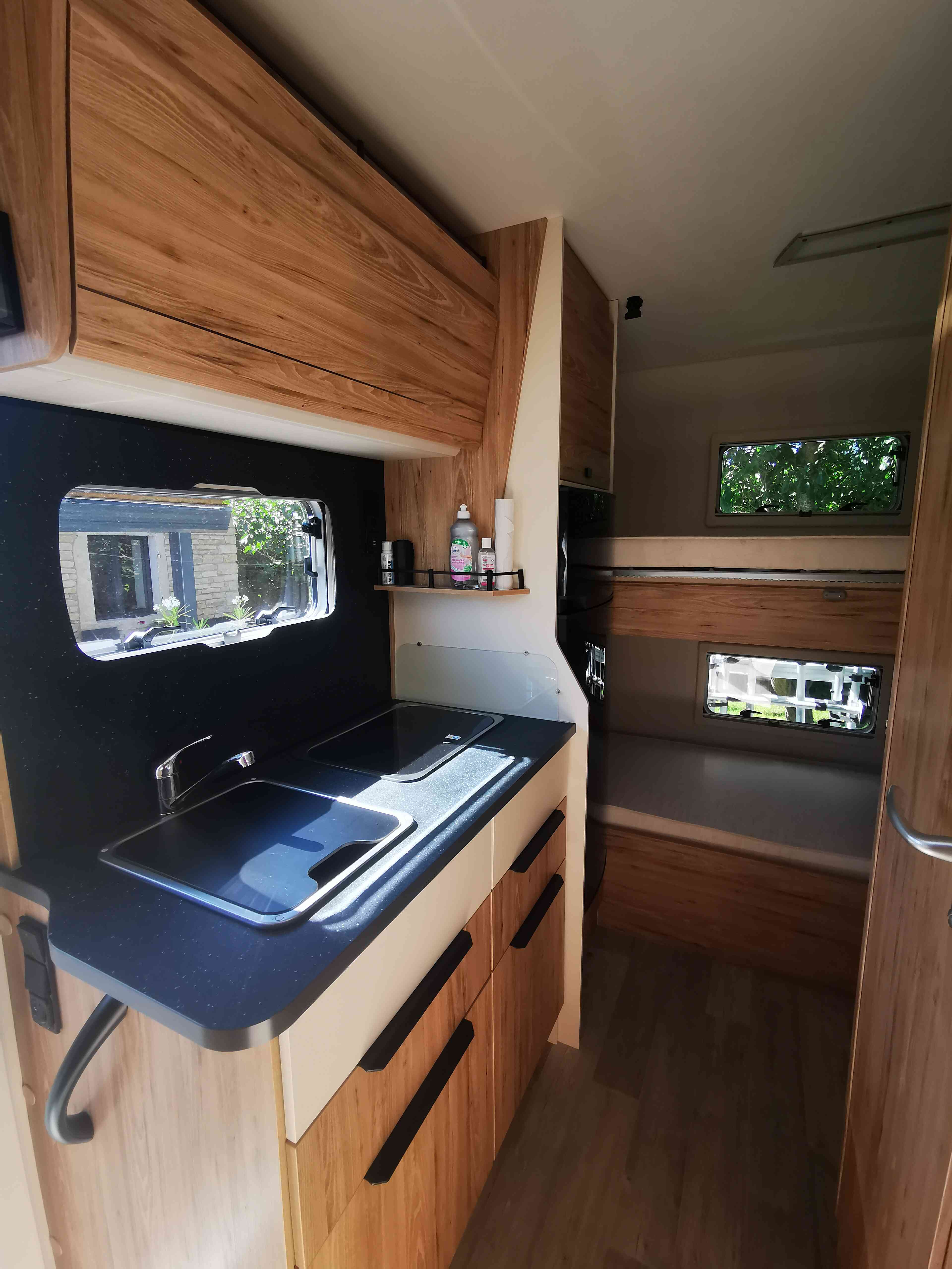 camping-car BAVARIA T 696 S   intérieur  / coin cuisine