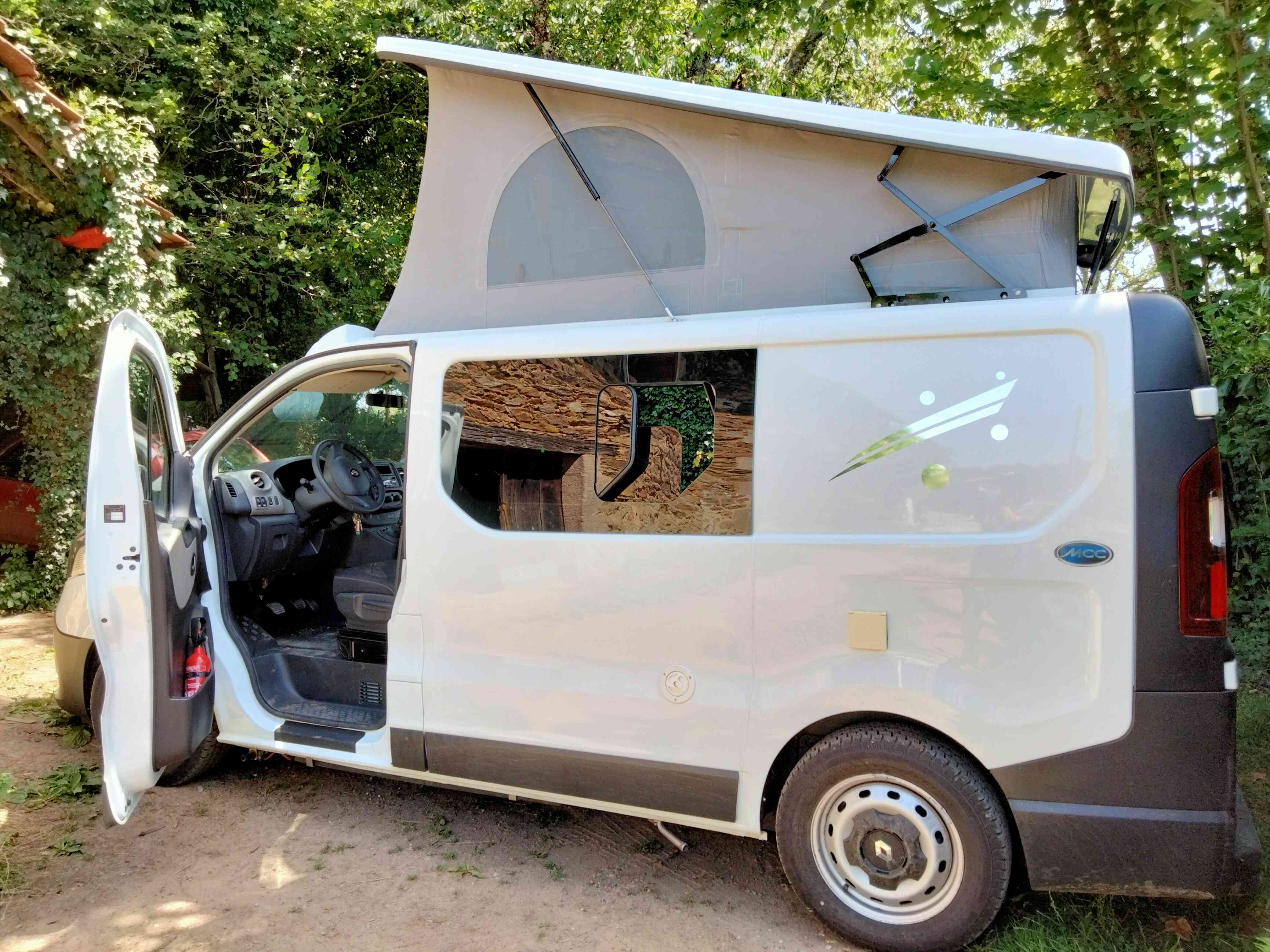 camping-car RENAULT TRAFFIC   extérieur / latéral droit