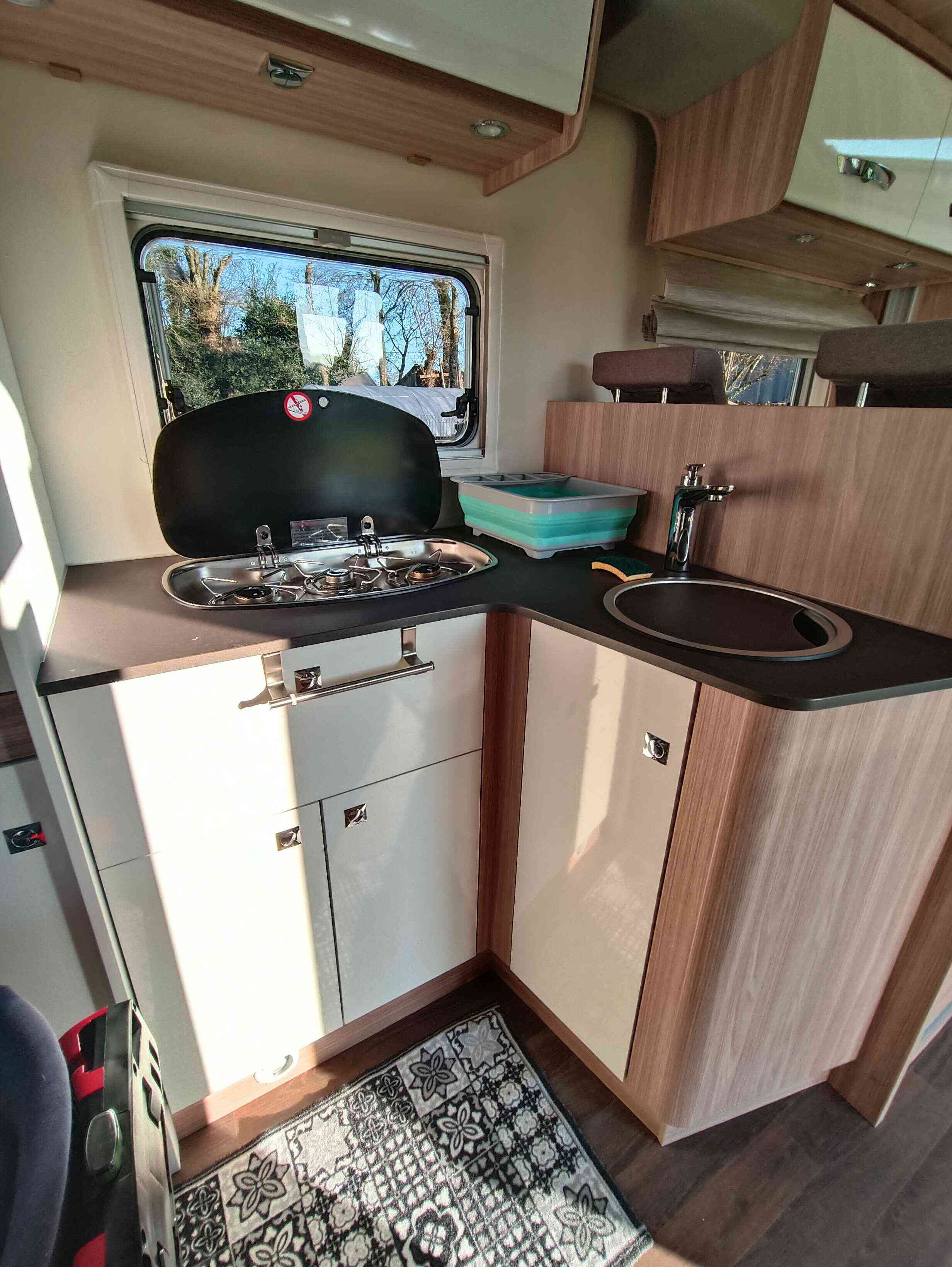 camping-car BURSTNER DELFIN IT 660  intérieur  / coin cuisine
