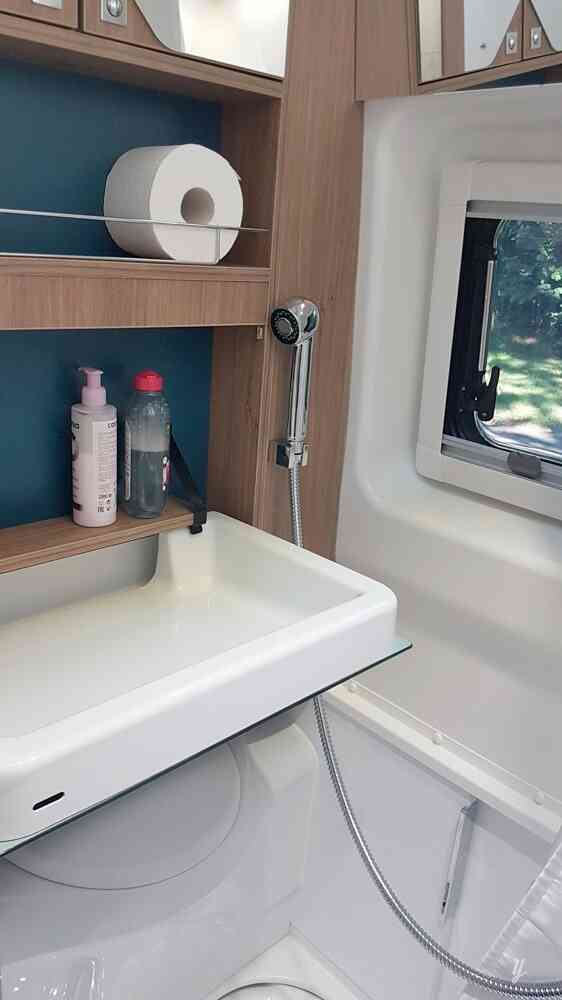 camping-car PILOTE V 630  intérieur / salle de bain  et wc
