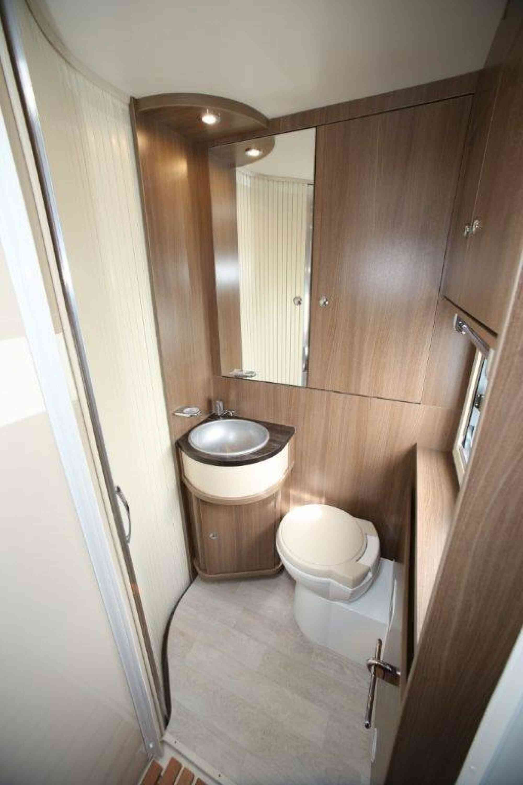 camping-car CHAUSSON FLASH 10  intérieur / salle de bain  et wc