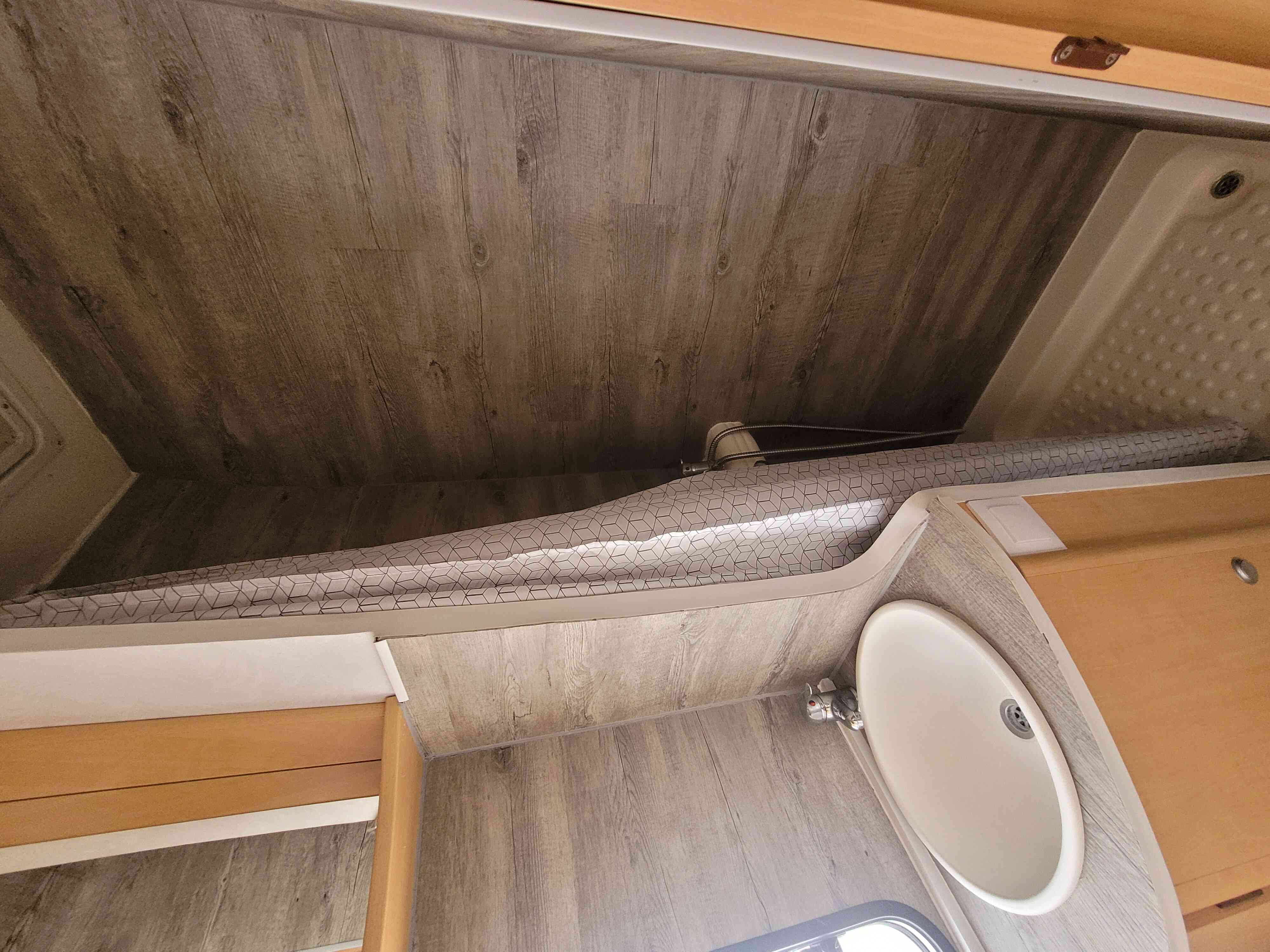 camping-car CHALLENGER Fiat  intérieur / salle de bain  et wc