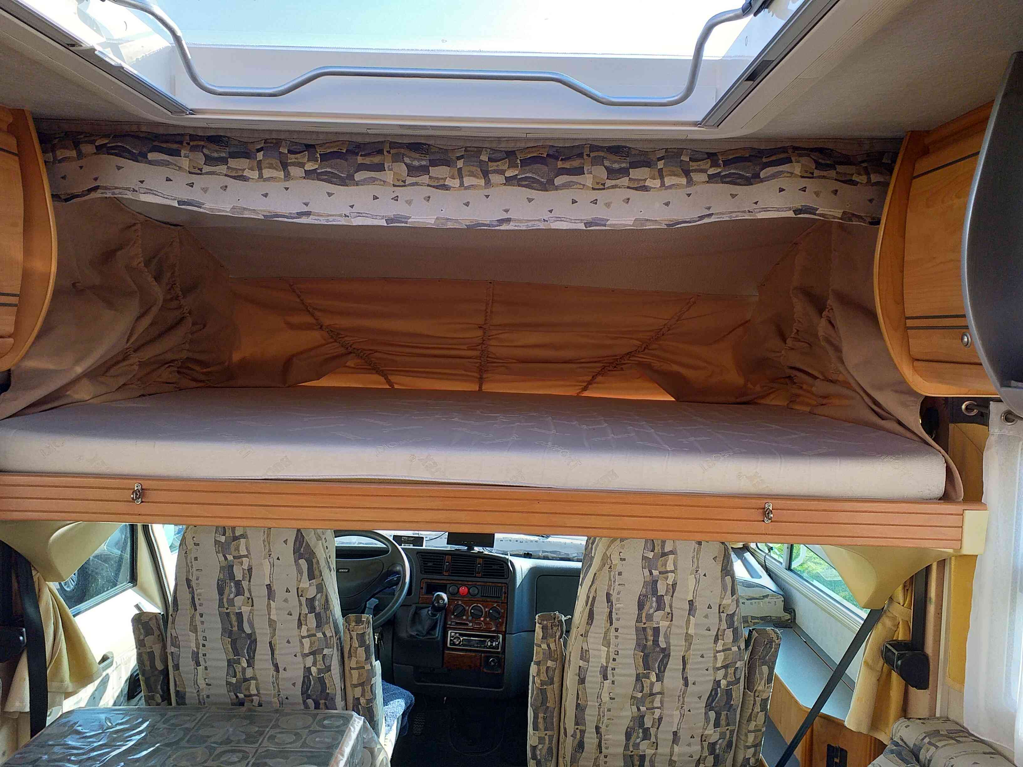 camping-car BAVARIA 606  intérieur / couchage principal