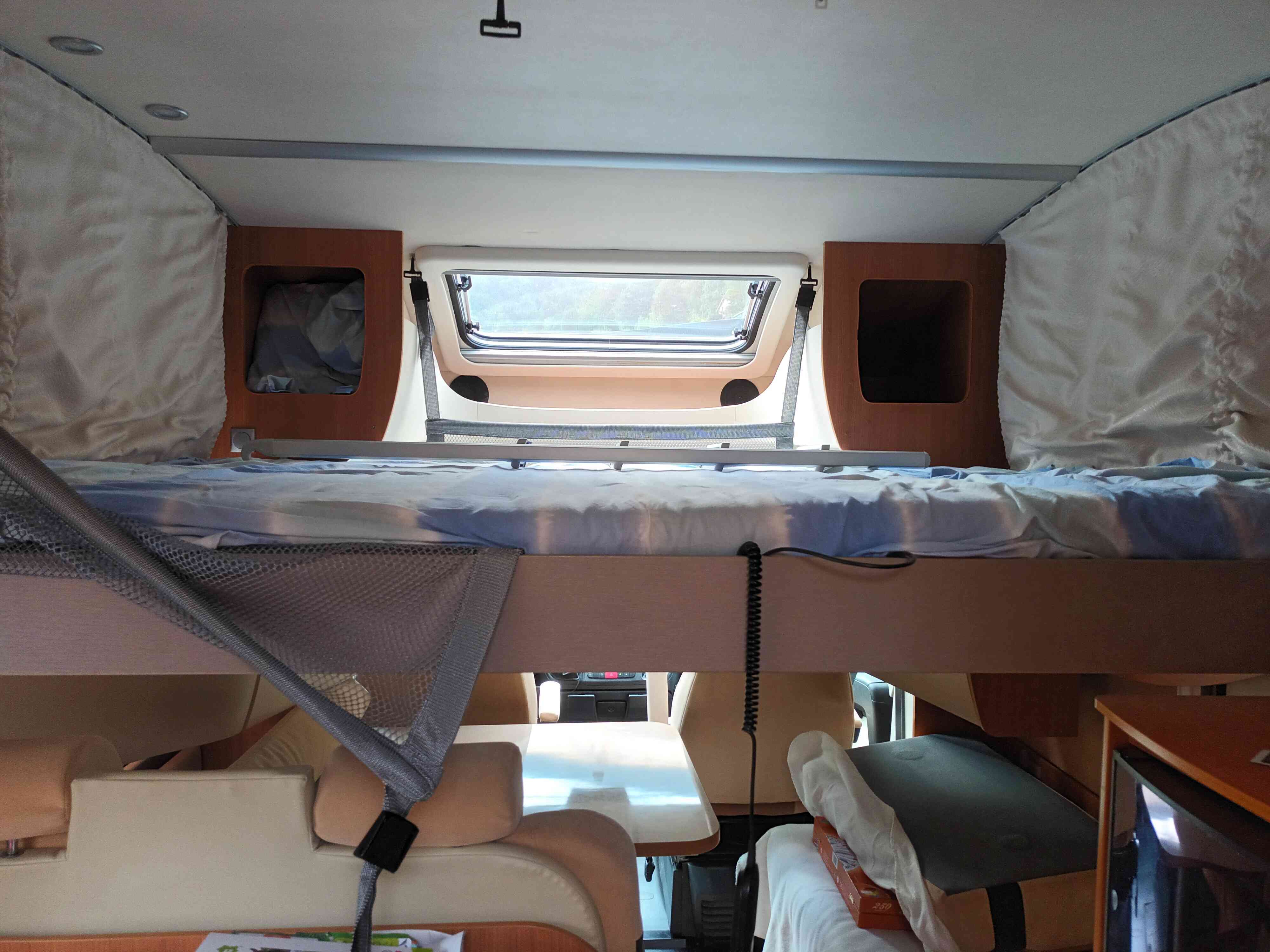 camping-car BURSTNER IXEO IT 735  intérieur / autre couchage