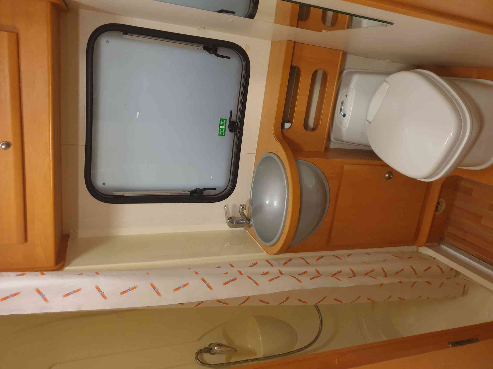 camping-car CI ELLIOT 40 MAXI  intérieur / salle de bain  et wc