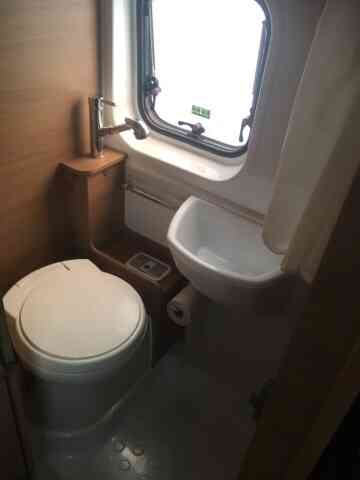 camping-car MC LOUIS MENFYS   intérieur / salle de bain  et wc