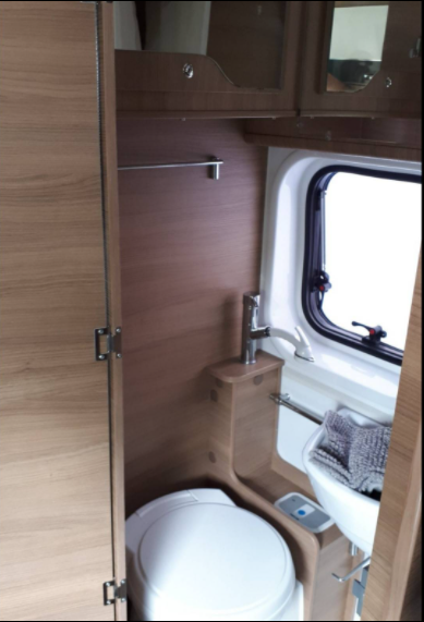 camping-car BENIMAR BENIVAN  intérieur / salle de bain  et wc