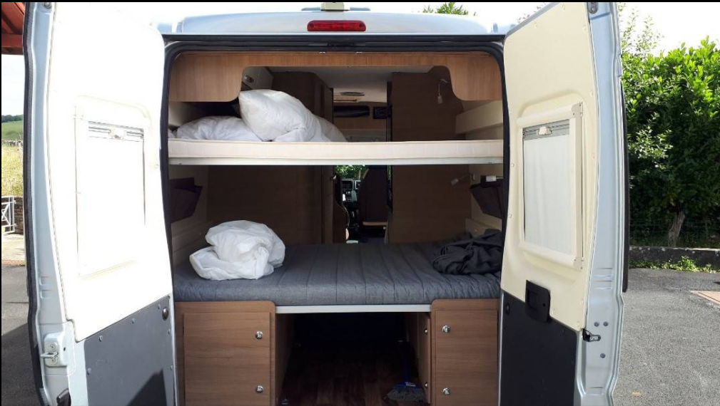 camping-car BENIMAR BENIVAN  intérieur / couchage principal