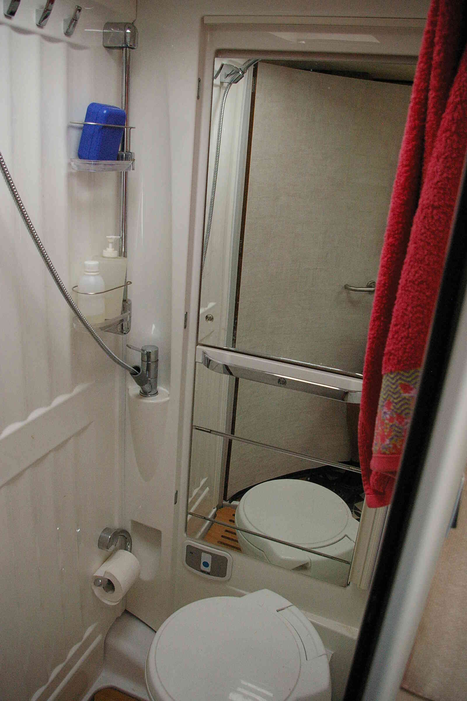 camping-car HYMER CROSSOVER T414  intérieur / salle de bain  et wc