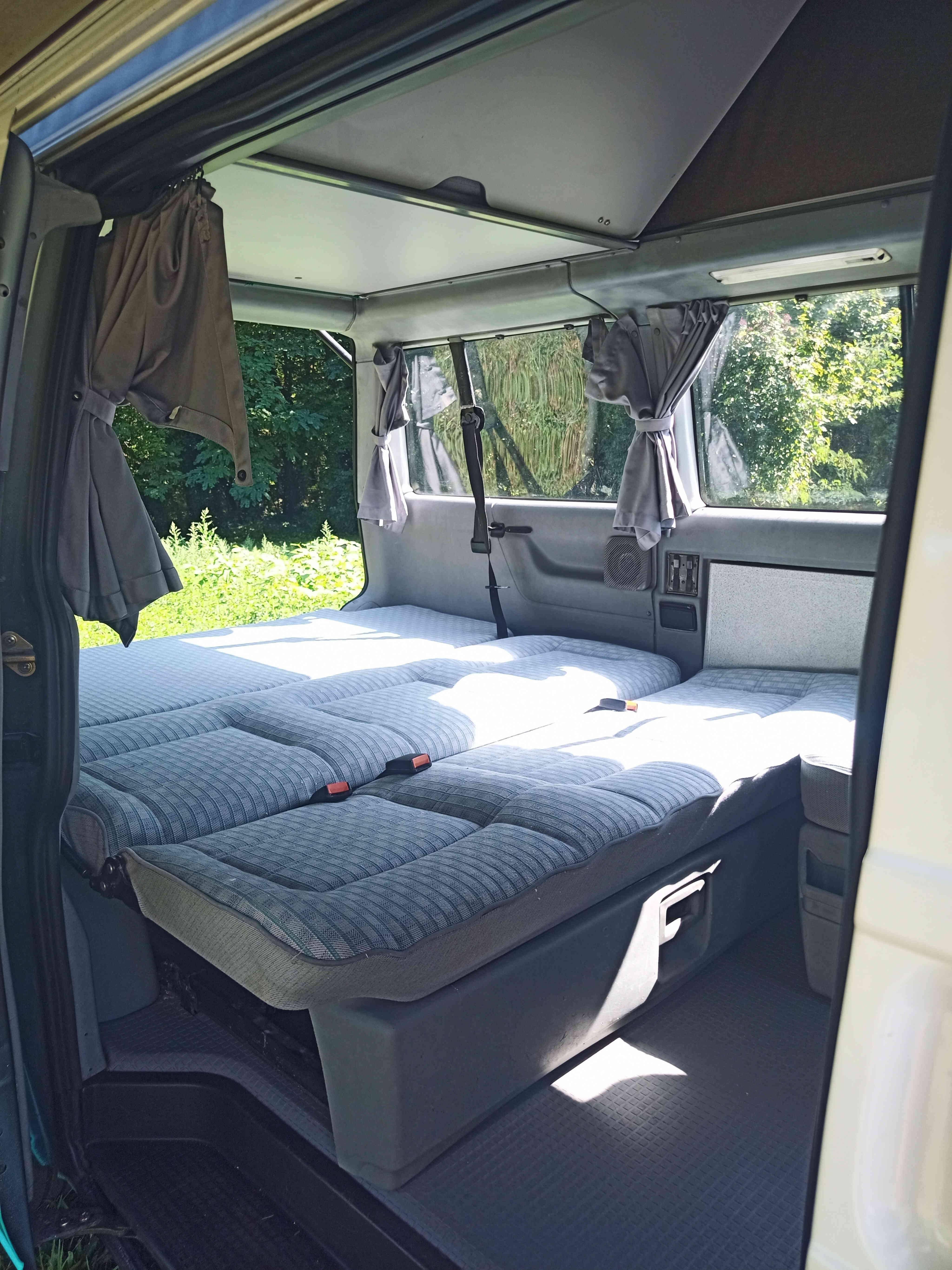 camping-car CALIFORNIA T4  intérieur / couchage principal