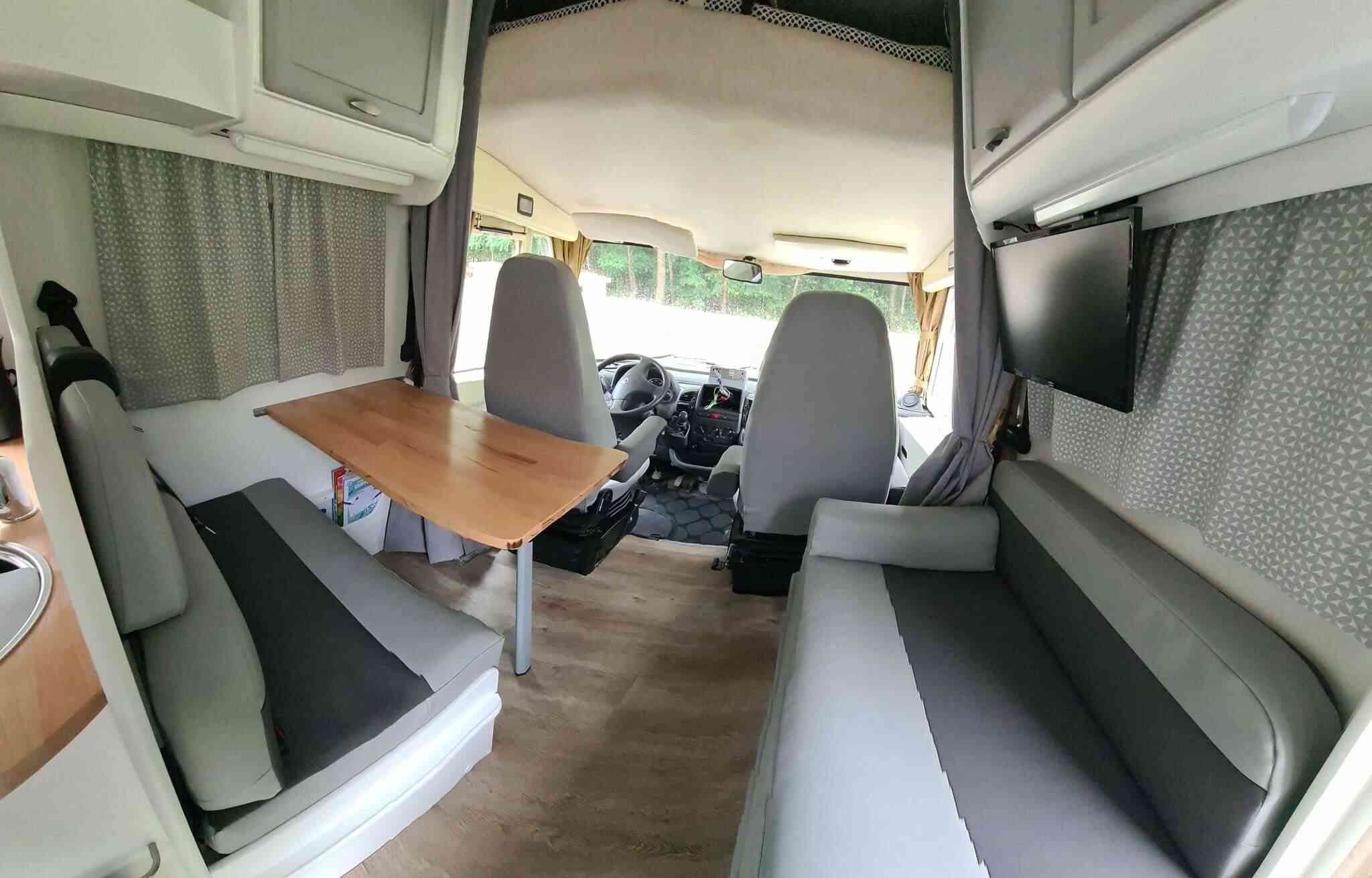 camping-car HYMER  intérieur / coin salon