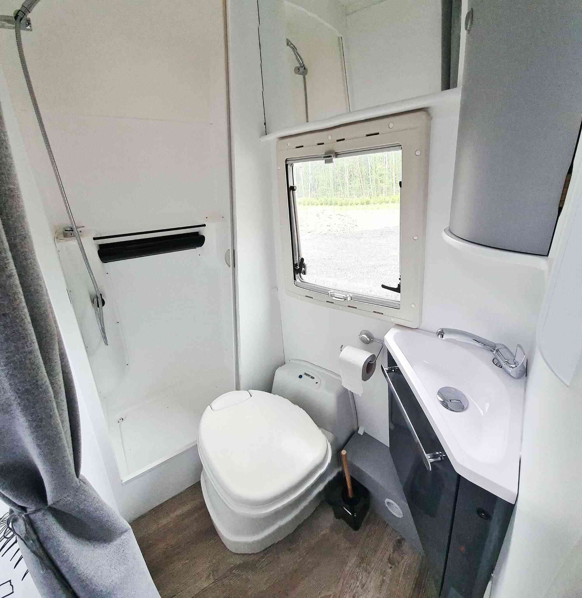 camping-car HYMER  intérieur / salle de bain  et wc