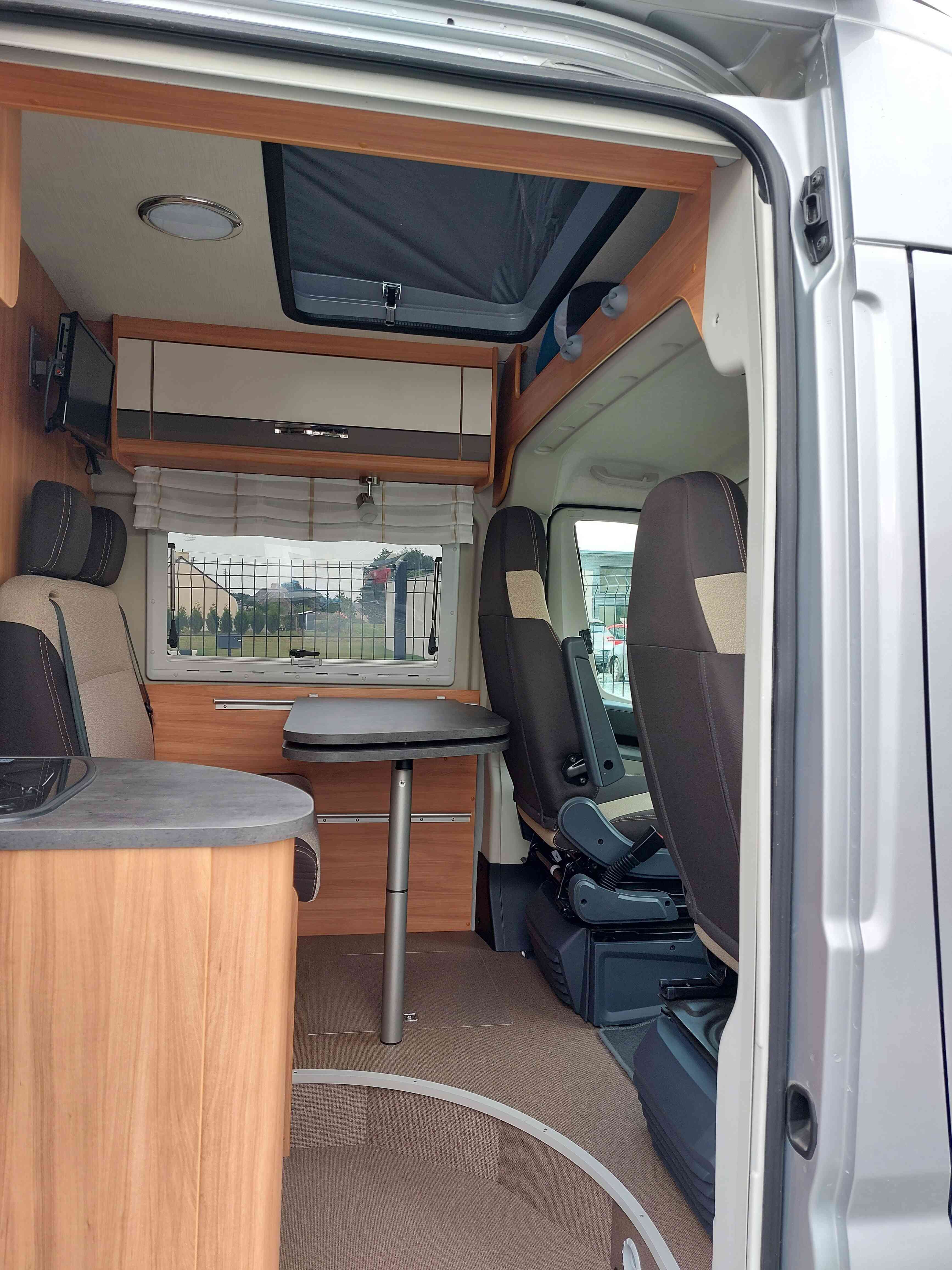 camping-car POSSL SUMMIT 600 PLUS   intérieur / coin salon