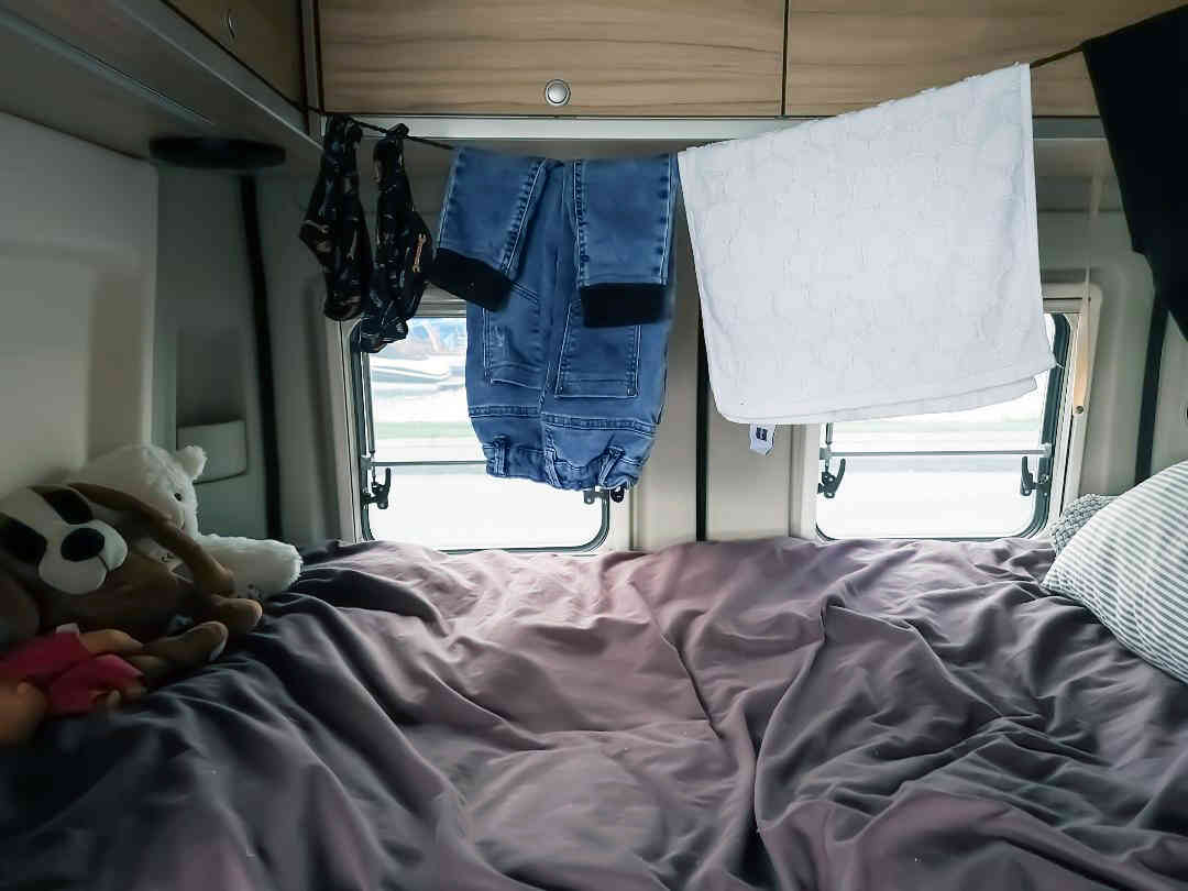 camping-car HYMER CAR   intérieur / couchage principal