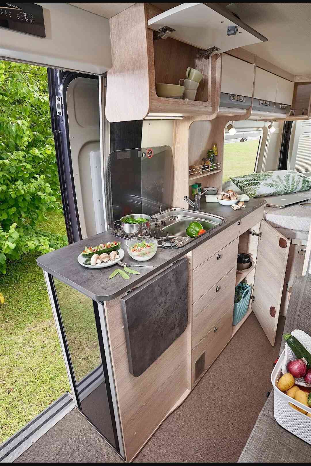 camping-car POSSL GLOBECAR SUMMIT  intérieur  / coin cuisine
