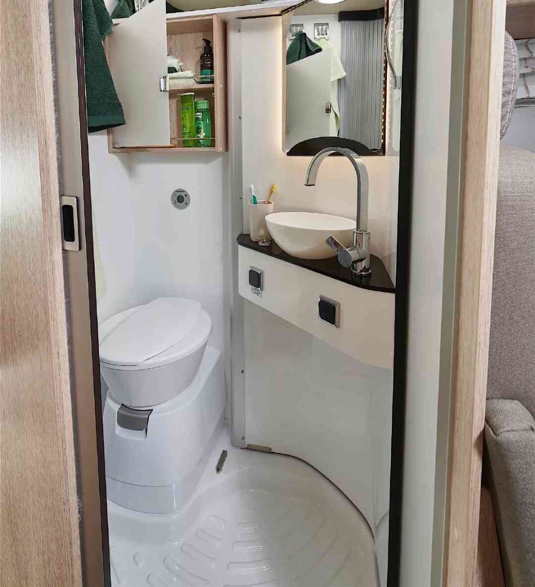 camping-car POSSL GLOBECAR SUMMIT  intérieur / salle de bain  et wc