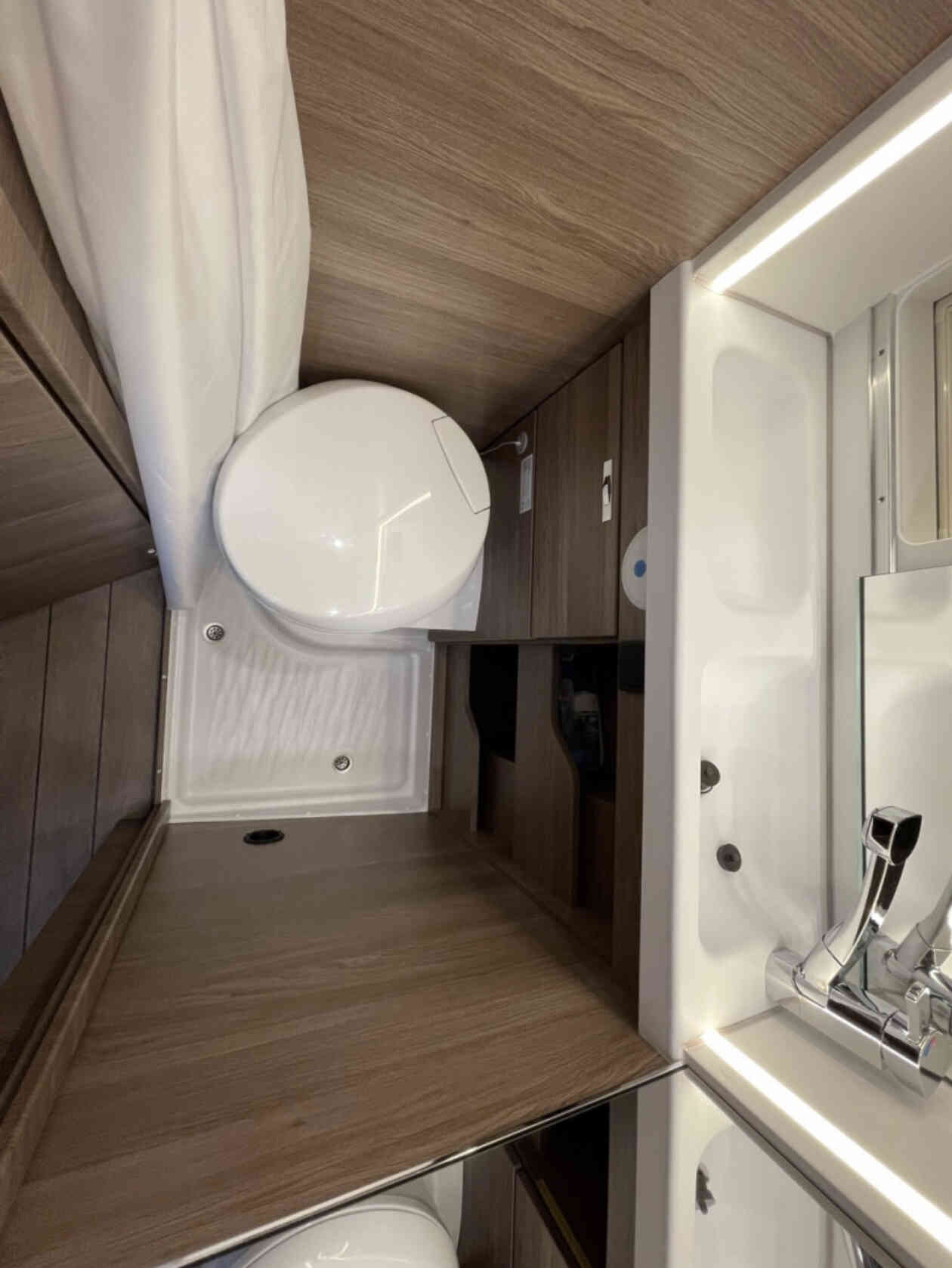 camping-car KNAUS  BOXLIFE 630ME  intérieur / salle de bain  et wc