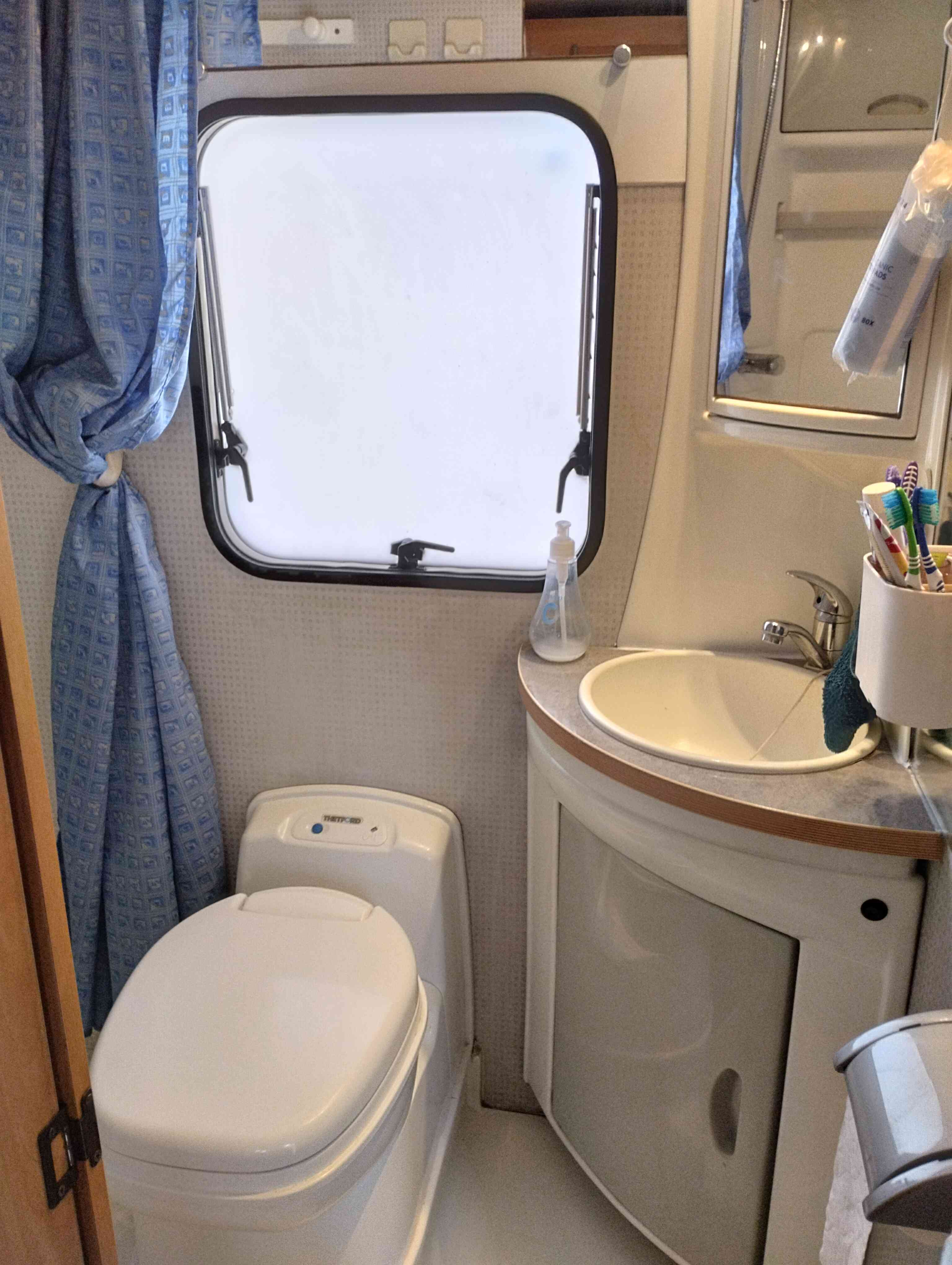 camping-car CHAUSSON FLASH 03   intérieur / salle de bain  et wc