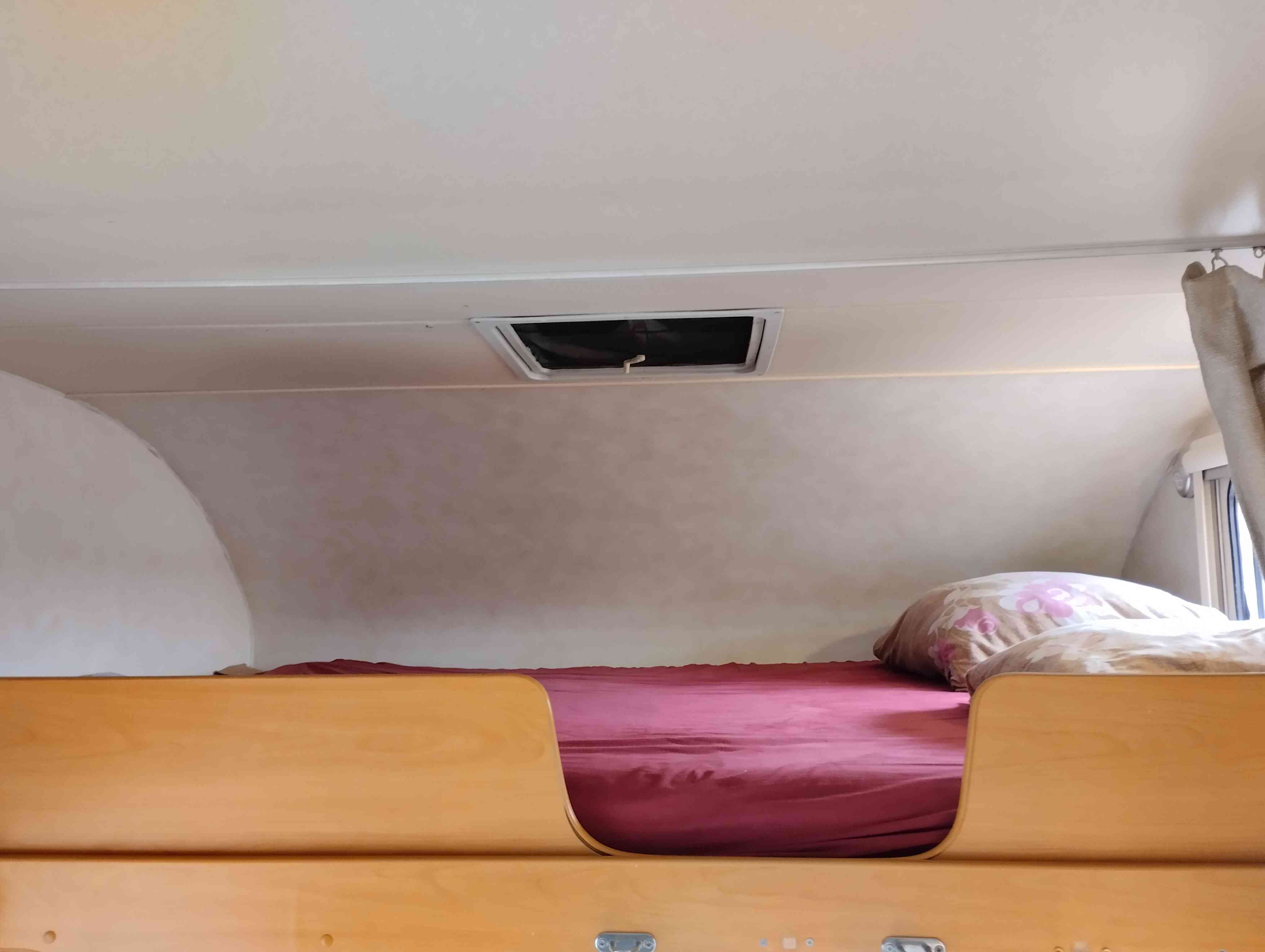camping-car CHAUSSON FLASH 03   intérieur / couchage principal