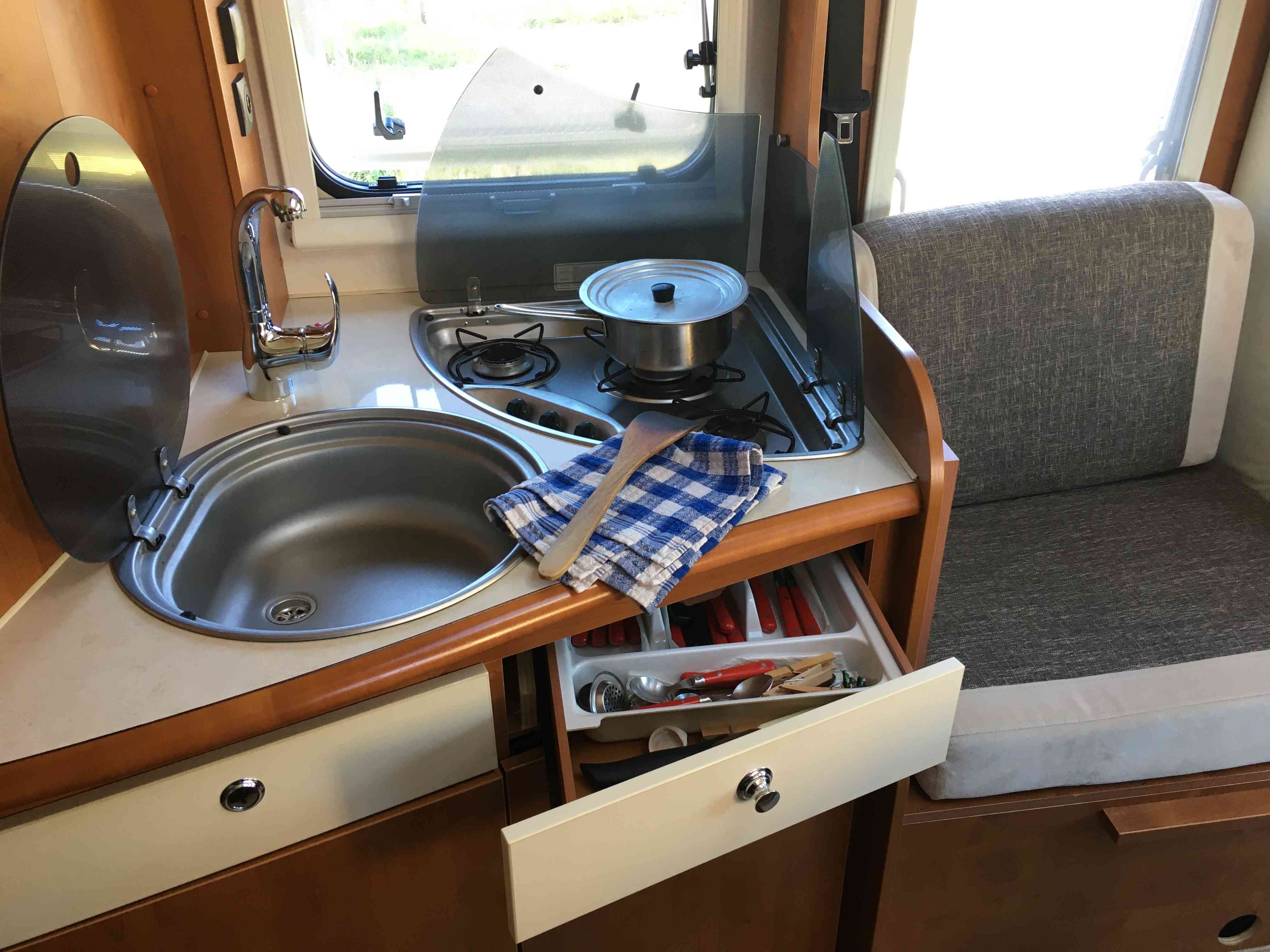 camping-car RAPIDO 643C  intérieur  / coin cuisine
