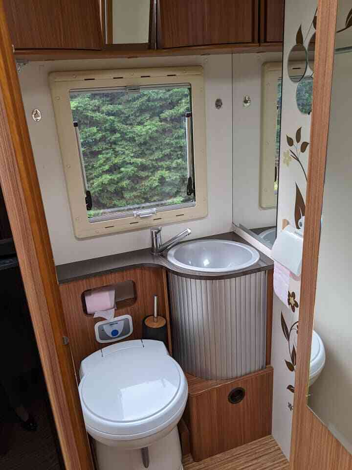 camping-car ADRIA CORAL S 690 SC  intérieur / salle de bain  et wc