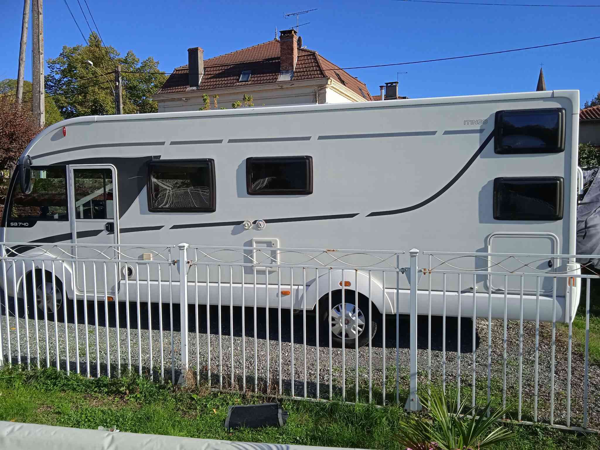 camping-car ITINEO SB 740  extérieur / latéral gauche