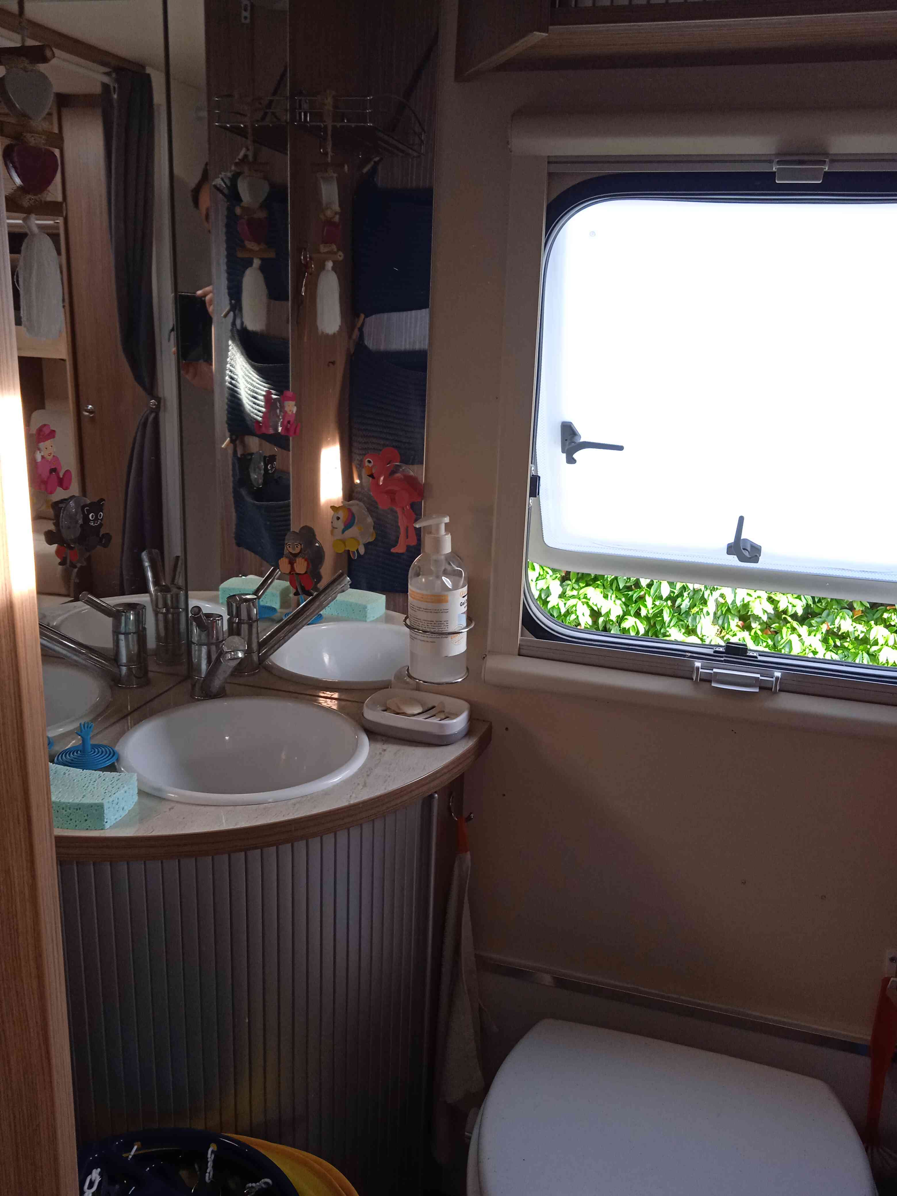 camping-car ITINEO SB 740  intérieur / salle de bain  et wc